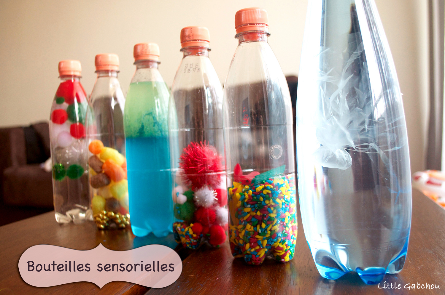 Activités d'éveil Montessori: créer des bouteilles sensorielles