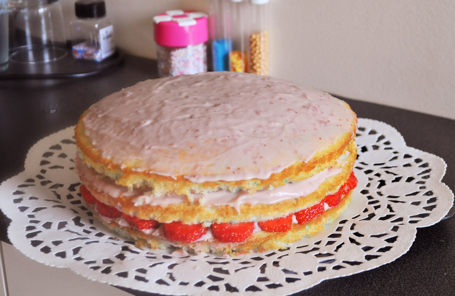 gâteau d'anniversaire à étages et ganache pour cake design