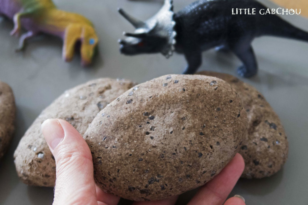 Des oeufs de dinosaures fabriquer avec du marc de café: activité pour enfants