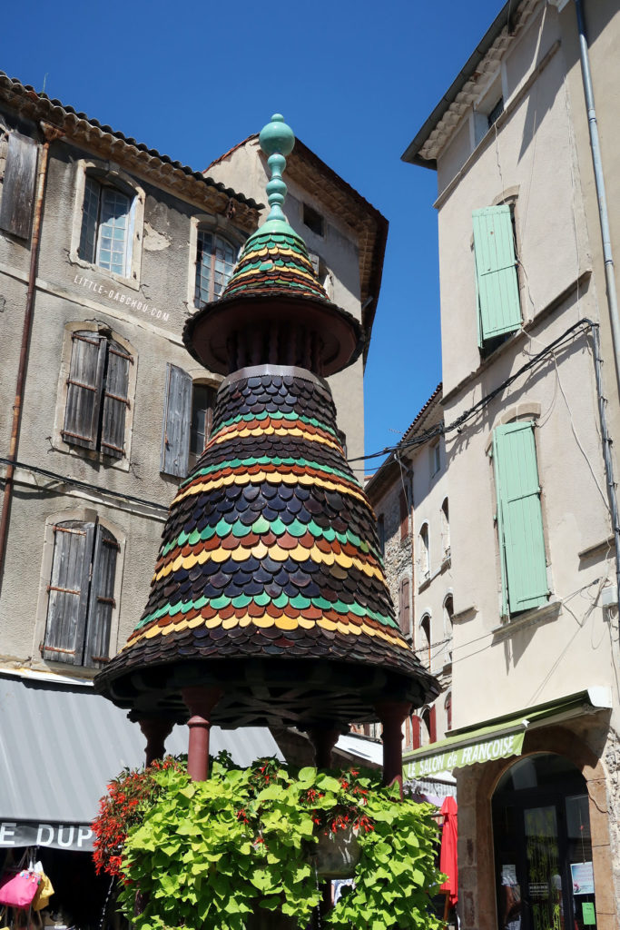 la fontaine Pagode dans le centre d'Anduze