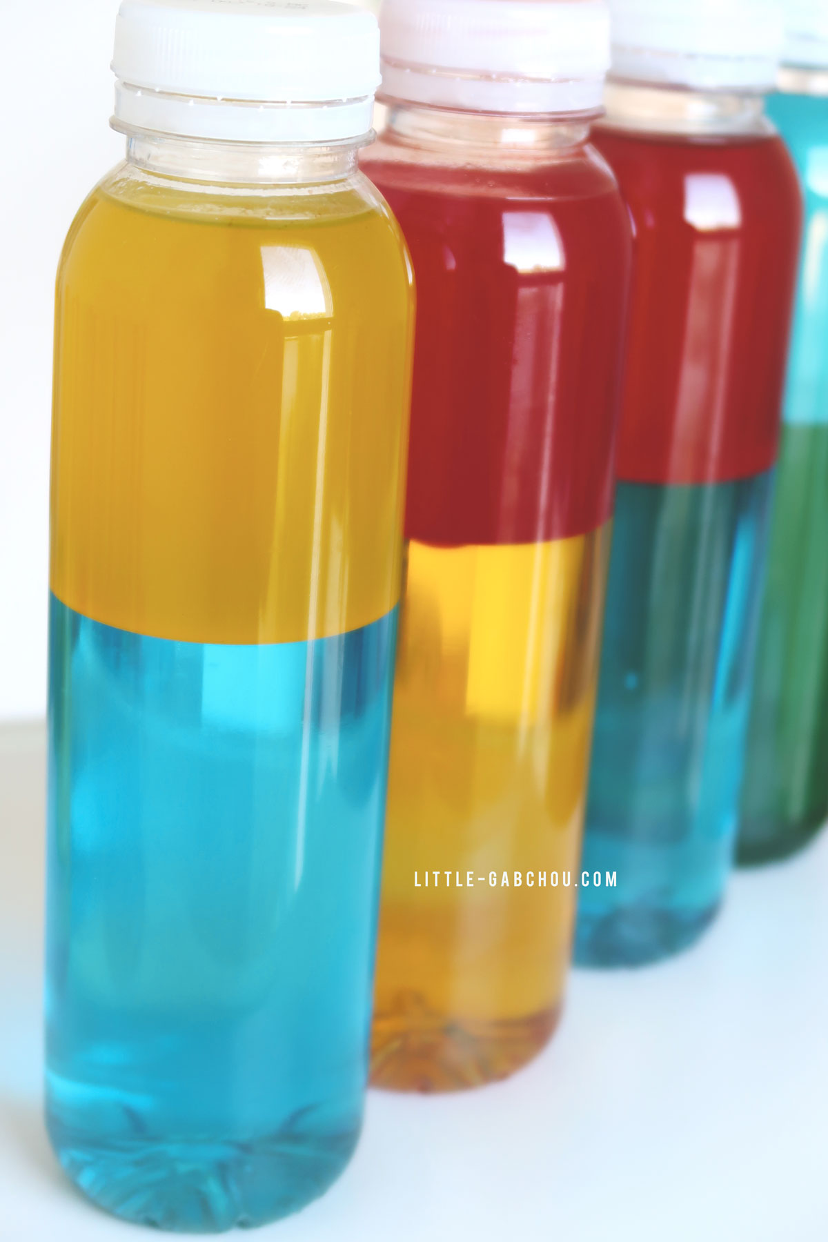 Apprendre les couleurs avec les bouteilles sensorielles