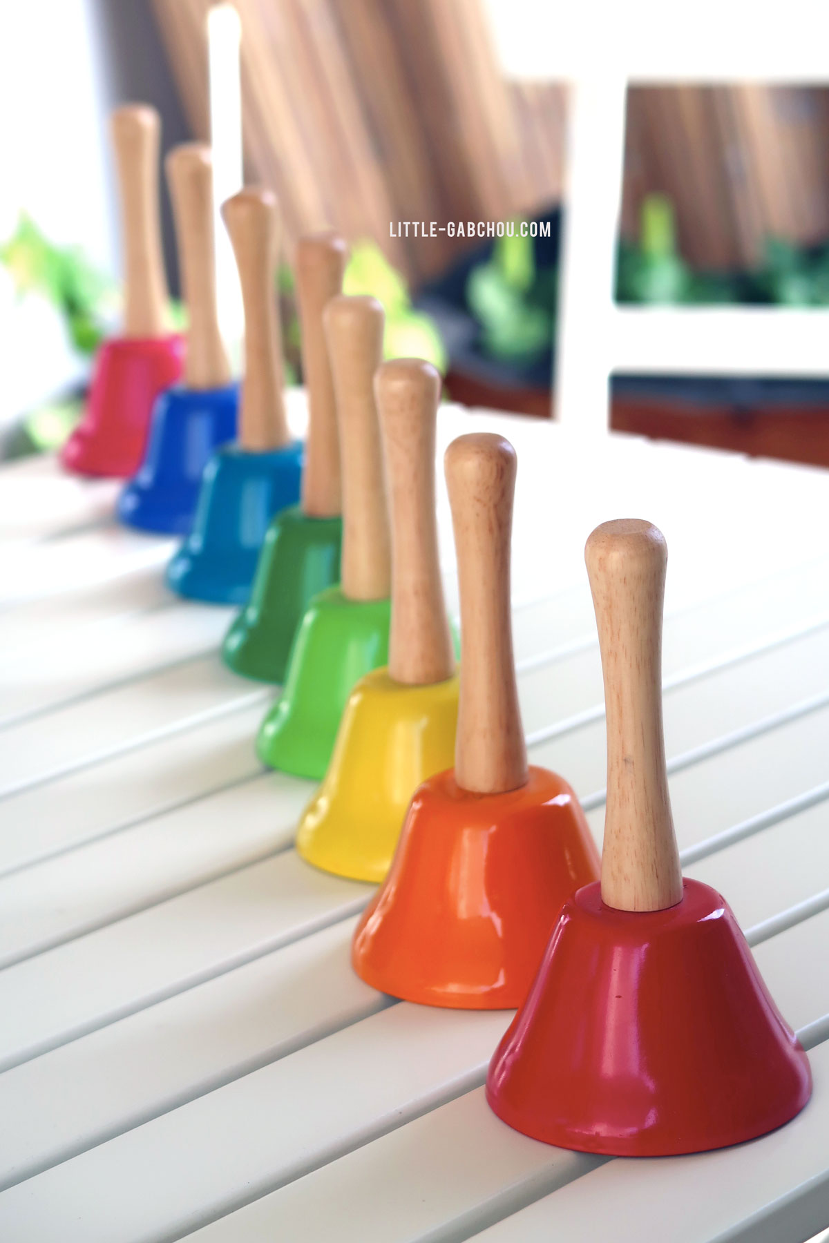 Activités d'éveil Montessori avec les cloches musicales