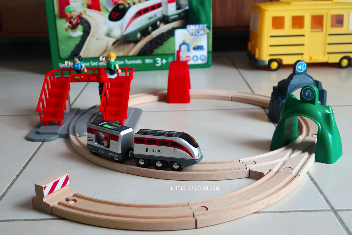 Train et circuit train en bois jeu jouet avec table de présentation