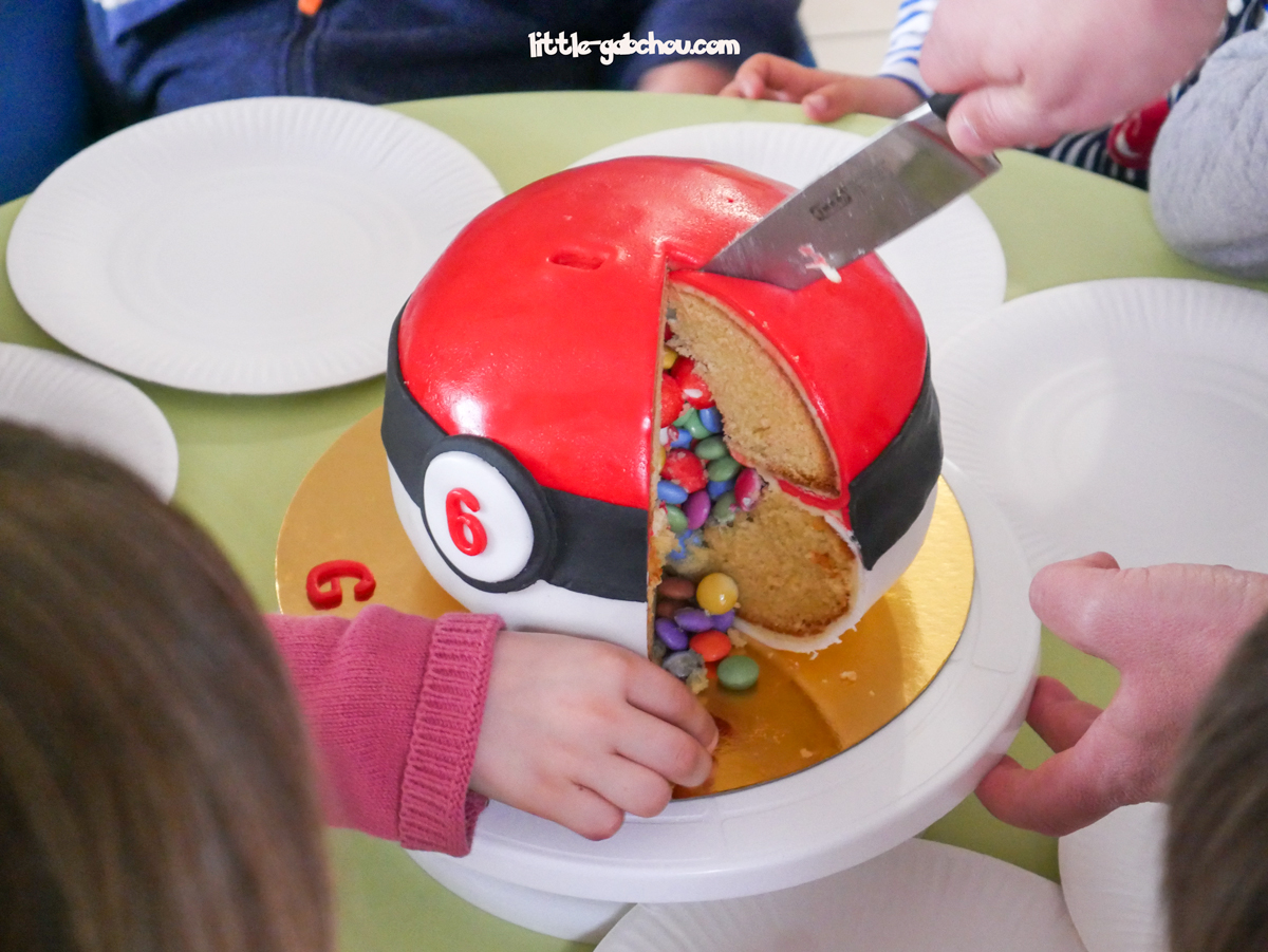 Grand ballon pokemon en forme de boule pokeball pour anniversaire