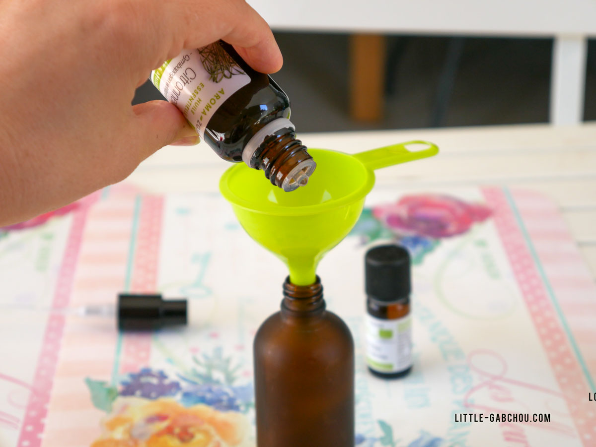 Fabriquer un spray anti-mouches aux huiles essentielles, une
