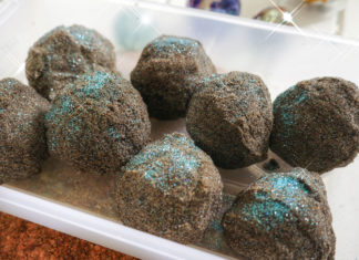 Activité pour enfants fabriquer des pierres lunaires explosives