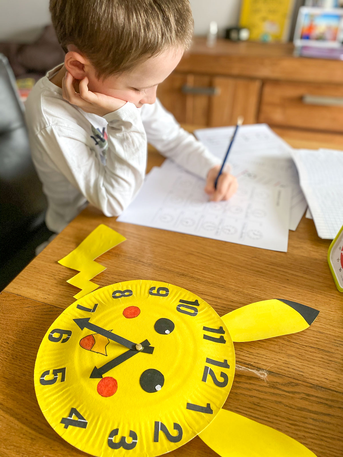 Activité DIY à faire avec les enfants pour fabriquer une horloge maison Pikachu et apprendre à lire l'heure