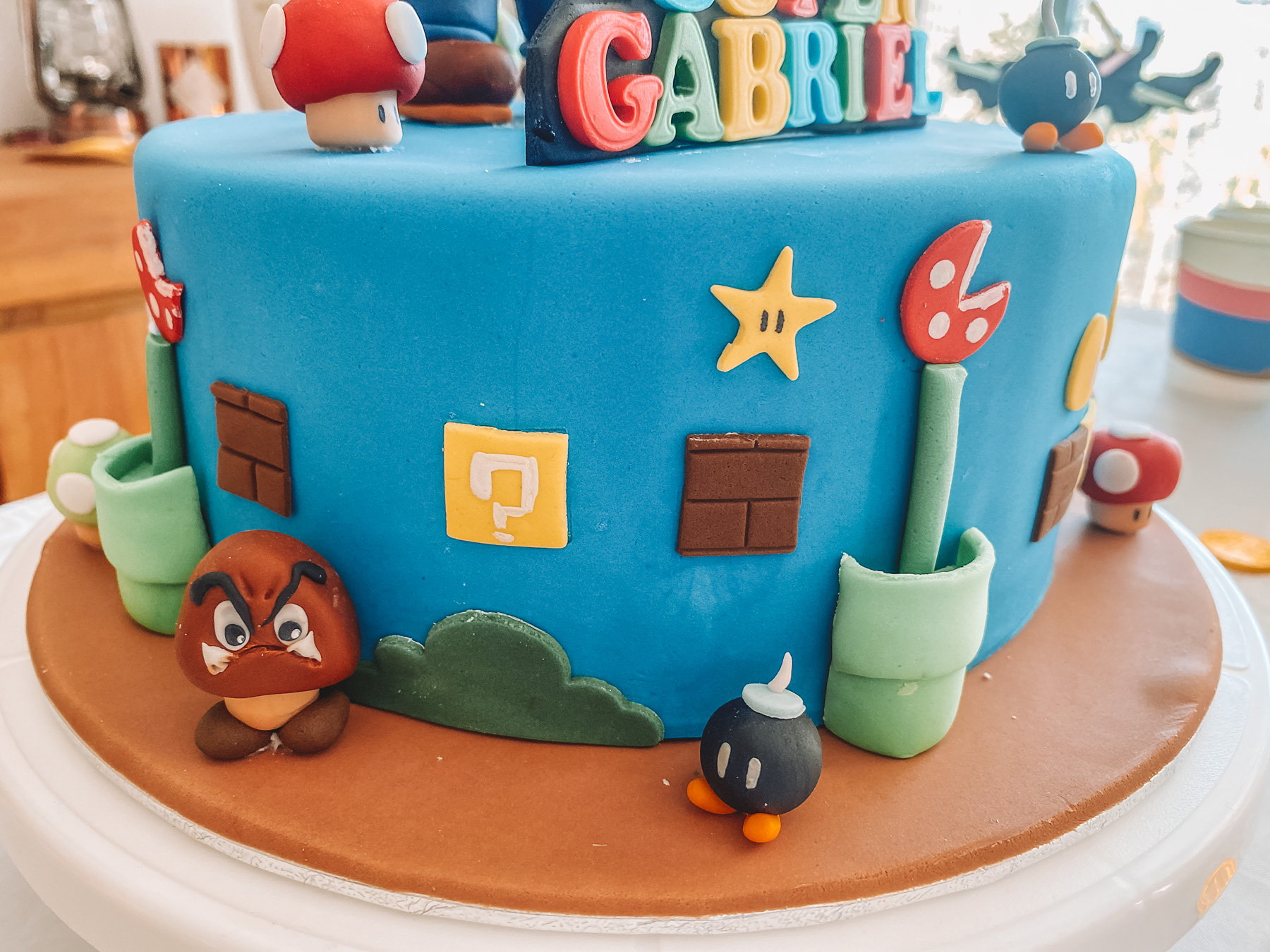 Fête et gâteau d'anniversaire sur le thème de Super Mario Bros