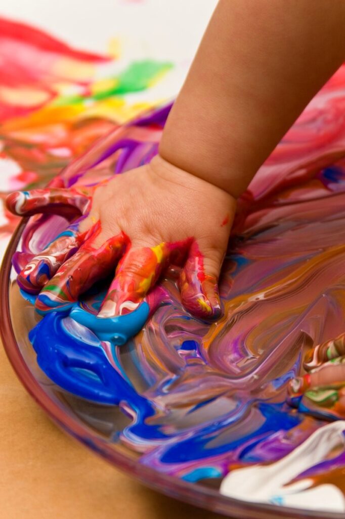 Ateliers créatif pour enfant avec de la peinture au doigt