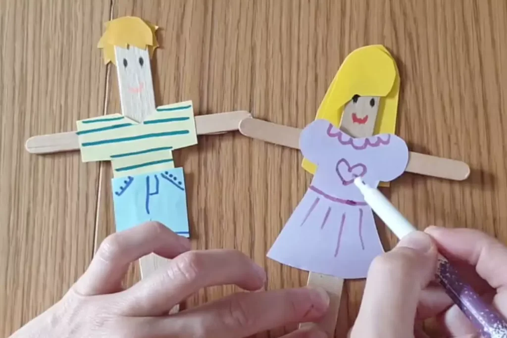 Atelier créatifs pour enfants: les marionnettes en papier