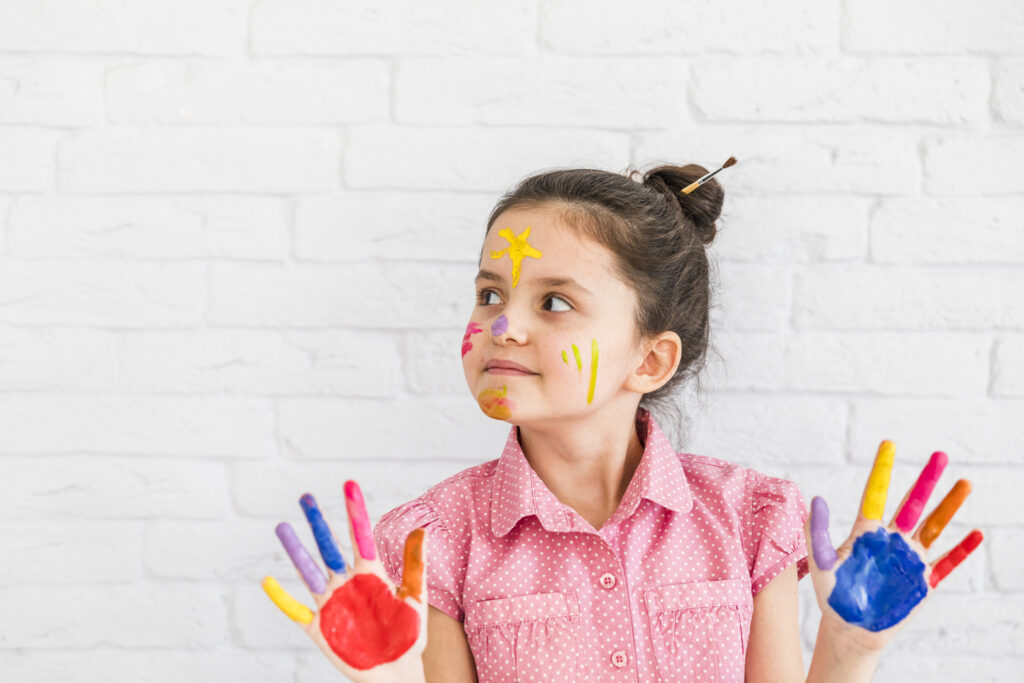 Atelier créatif pour enfant avec la peinture au doigt