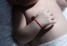 Le bracelet sur cordon pour bébé et enfants, idée cadeau de naissance moderne et unique