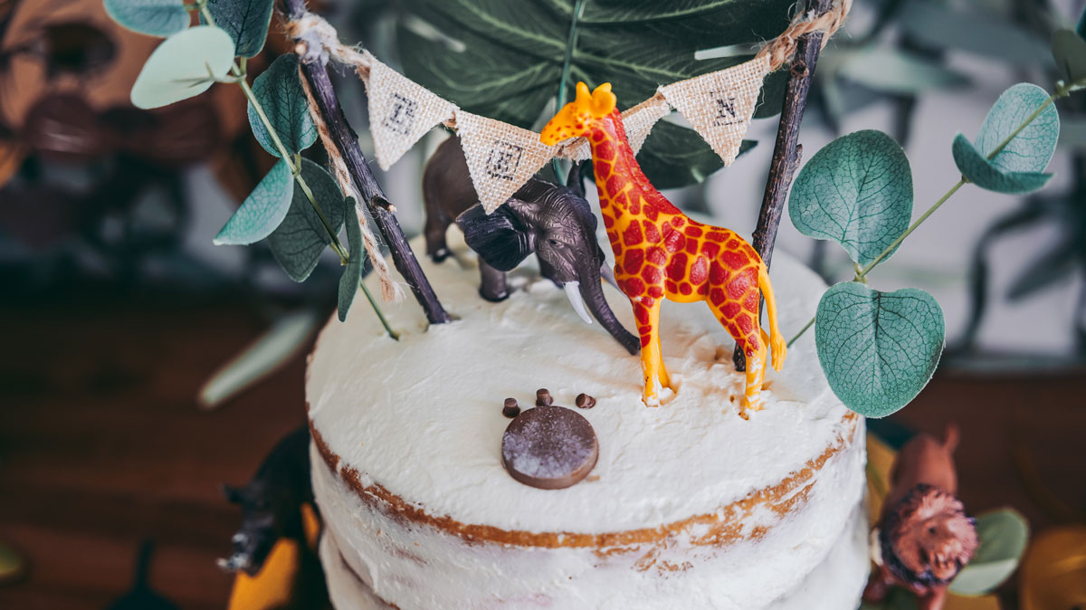 Gâteau d'anniversaire maison sur le thème de la jungle-safari