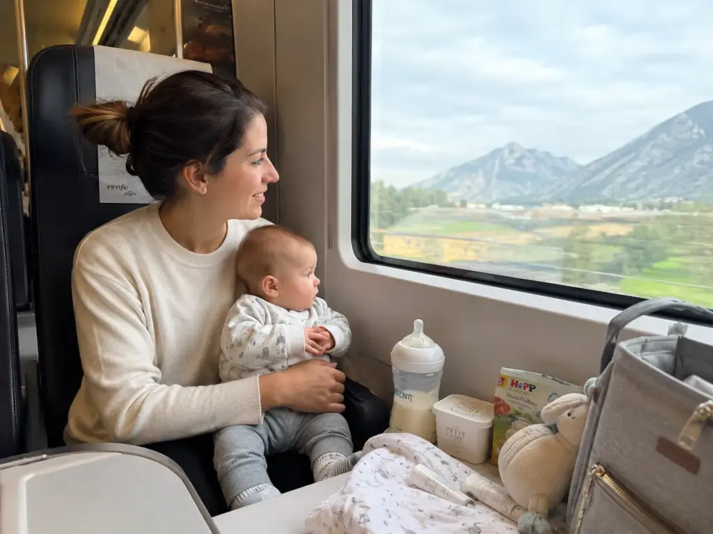 Comment réchauffer et organiser le repas de bébé en déplacement, que ce soit en train, en voiture ou en vacances. 